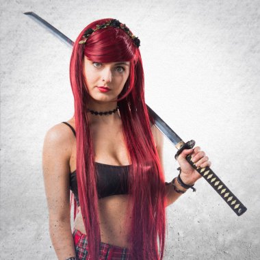 Katana ile genç Kızıl saçlı kız