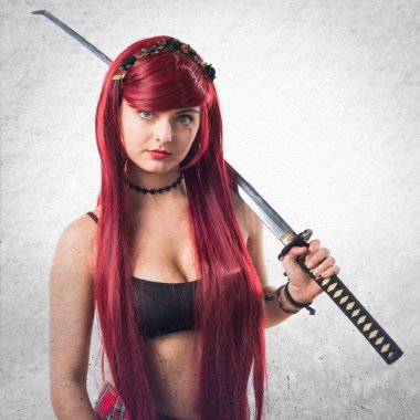 Katana ile genç Kızıl saçlı kız