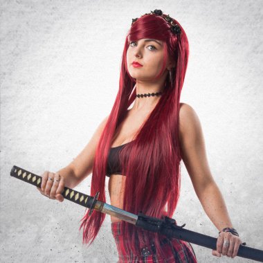 Katana ile genç Kızıl saçlı kız