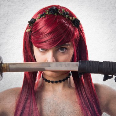 Katana ile genç Kızıl saçlı kız