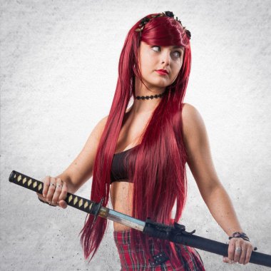 Katana ile genç Kızıl saçlı kız