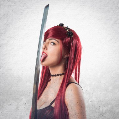 Katana ile genç Kızıl saçlı kız