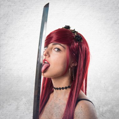 Katana ile genç Kızıl saçlı kız