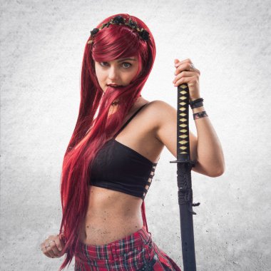 Katana ile genç Kızıl saçlı kız