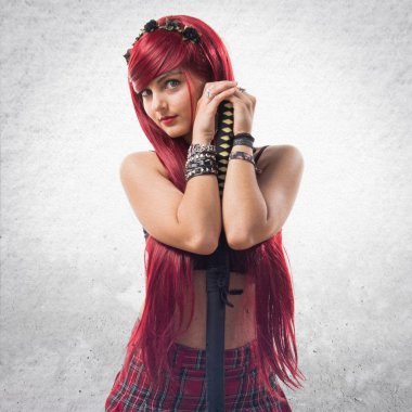 Katana ile genç Kızıl saçlı kız