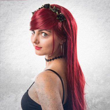 Genç kız izole arka plan üzerinde