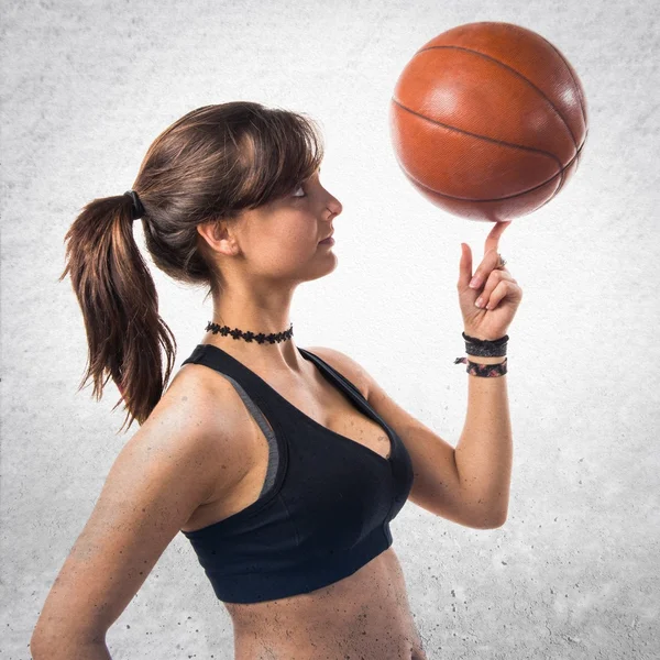 Młoda dziewczyna gra w koszykówkę — Zdjęcie stockowe