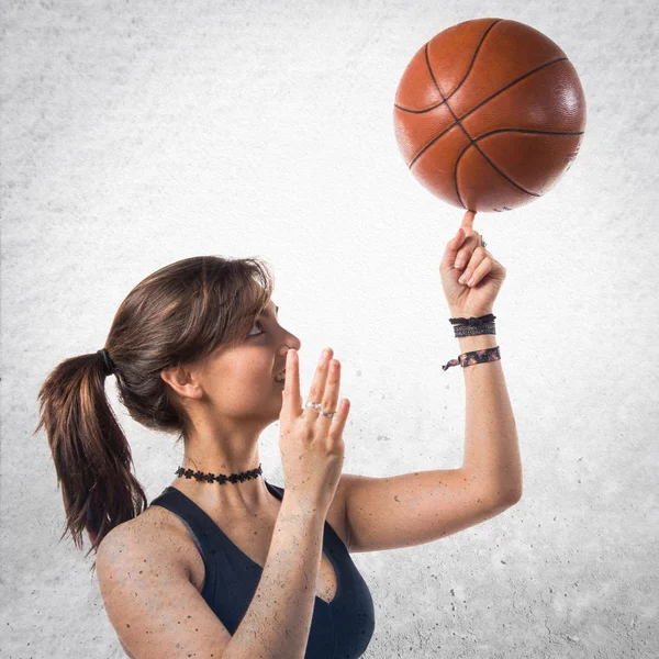 Mladá dívka hraje basketbal — Stock fotografie