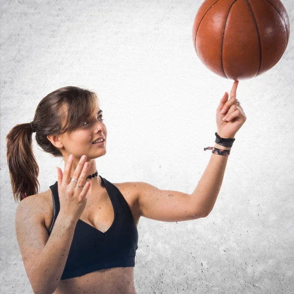 Mladá dívka hraje basketbal — Stock fotografie