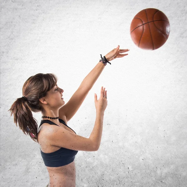 Молода дівчина грає в баскетбол — стокове фото