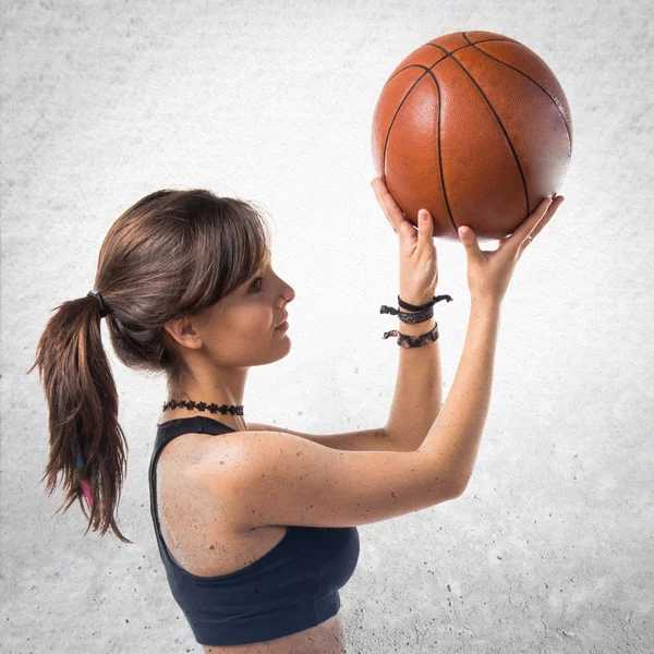 Jovem jogando basquete — Fotografia de Stock