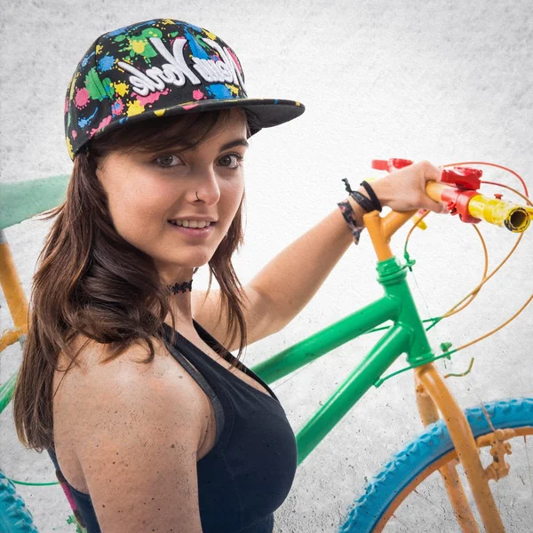 Giovane ragazza con bici colorata — Foto Stock