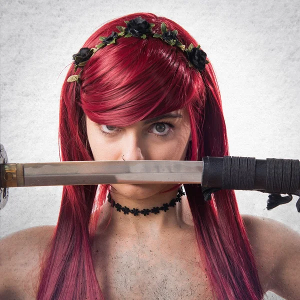 Katana ile genç Kızıl saçlı kız