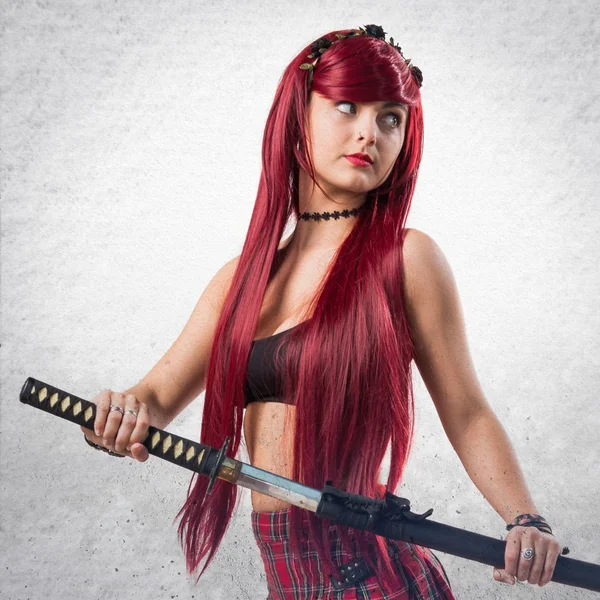 Katana ile genç Kızıl saçlı kız