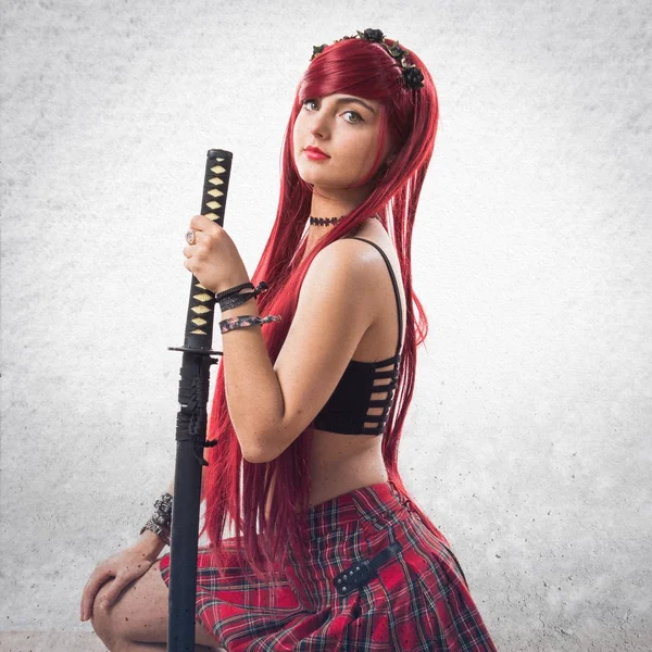 Katana ile genç Kızıl saçlı kız