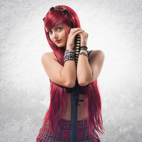 Katana ile genç Kızıl saçlı kız