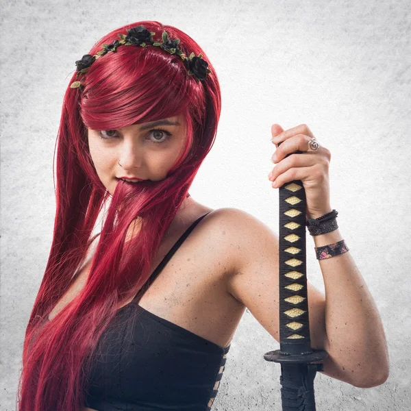 Menina ruiva nova com katana — Fotografia de Stock