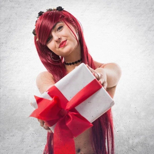 Jeune fille rousse tenant un cadeau — Photo