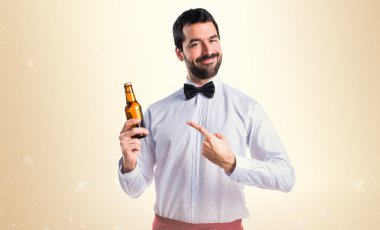 Bir bira tutan garson