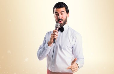 Mikrofonla şarkı garson