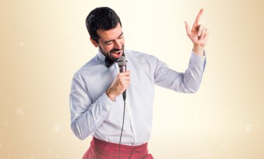 Mikrofonla şarkı garson