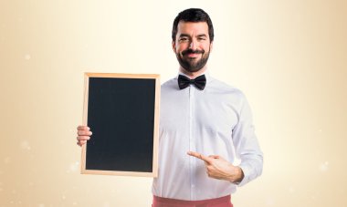 Boş bir afiş tutarak garson