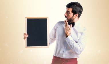 Boş bir afiş tutarak garson