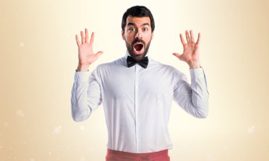 Garson sürpriz jest yapıyor