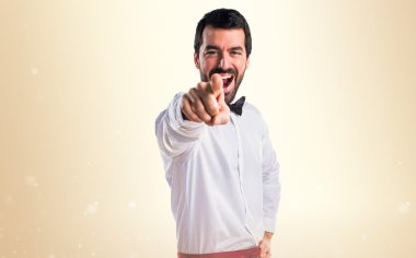 Öne doğru işaret eden garson