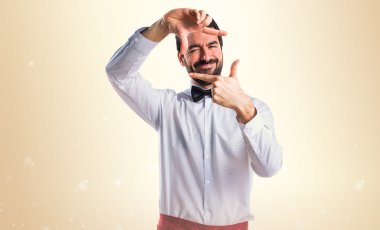 Garson onun parmaklarıyla odaklanarak