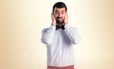 Kulakları kapsayan garson