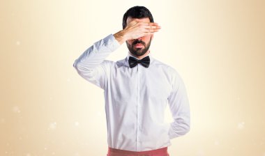 Gözlerini kapsayan garson