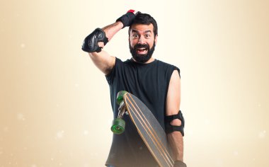 Sürpriz jest yapıyor patenci