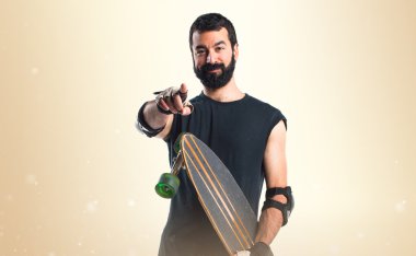 Öne doğru işaret patenci