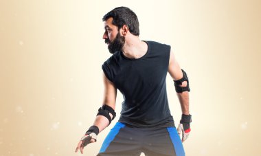 adam bir kaykay sürme