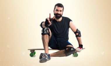 Adam bir sayma onun paten üzerinde 