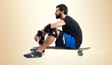 Adam onun longboard üzerinde