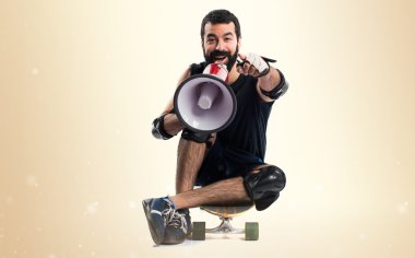 Megafon tarafından bağırarak patenci