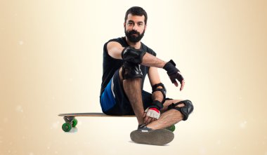 Adam onun longboard üzerinde