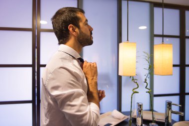 Kravatını yapma adam