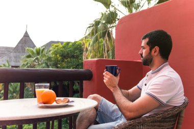 Otel terasında kahvaltı adam