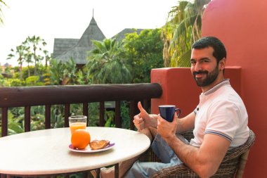 Otel terasında kahvaltı adam