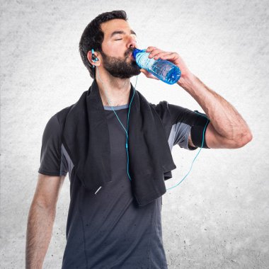 Su şişesi ile Sportman