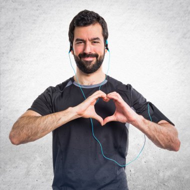 Sportman elleri ile bir kalp yapma