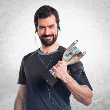 Bir kupa tutan Sportman