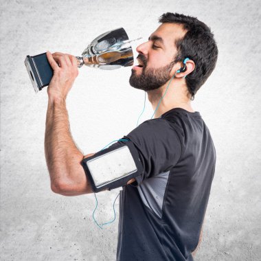 Bir kupa tutan Sportman