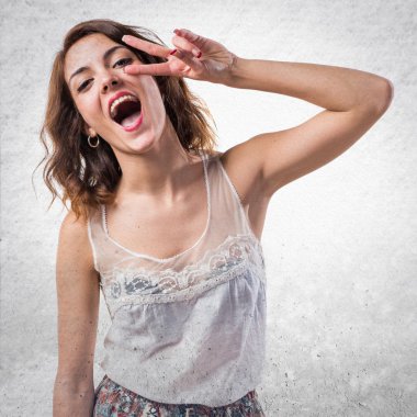 Güzel kadının zafer jest yapması