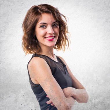 Güzel kız kollarını ile geçti