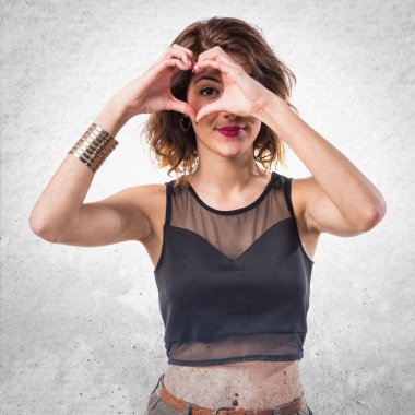 Güzel kız elleri ile bir kalp yapma