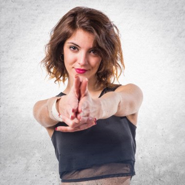 Kadın silah jest yapma